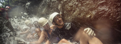 Fünf junge Leute beim Rafting in Costa Rica