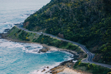 Blick auf eine Straße in Australien entlang der Küste