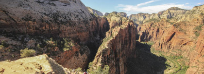 Ein großer Canyon mit vielen Bergen 