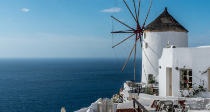 Weiße Windmühle an der Küste von Griechenland