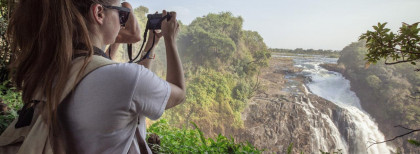 Eine Frau fotografiert die Victoria Falls