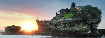 Ein alter Tempel auf einer kleinen Insel auf Bali
