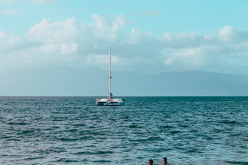 Blick auf einen Katamaran auf dem Meer