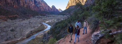 Vier Leute gehen im Grand Canyon Spazieren