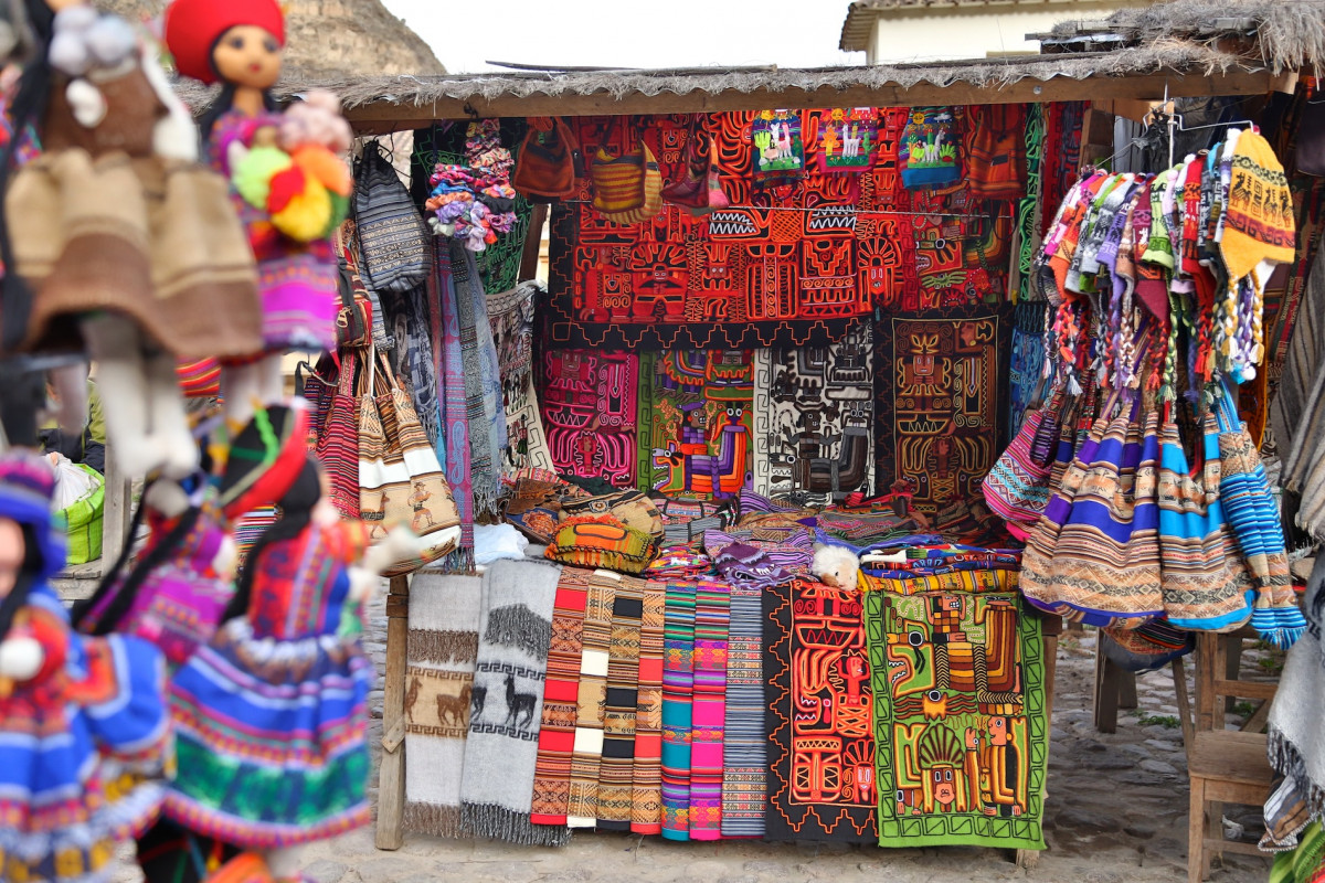 Bunter Markt in Peru