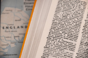 Blick auf ein Buch und eine Landkarte