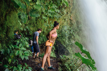 Mehrere Personen am Wasserfall in Costa Rica