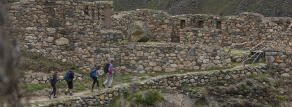 Vier Menschen die an alten Burgen vorbei laufen und wandern gehen