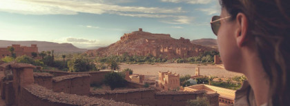 Eine Frau schaut auf die Stadt Aït-Ben-Haddou in Marokko