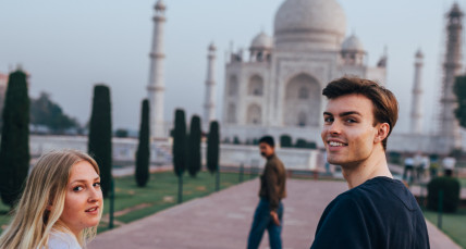 Junges Mädchen und Junge vor dem Taj Mahal in Agra, Indien