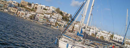 Blick auf einem Segelhafen in Santorini