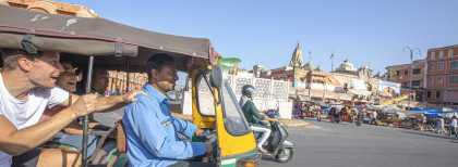 Ein Taxi mit Touristen in Delhi 